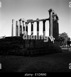 Il Templo de Diana a Évora, in Portogallo, è un tempio romano ben conservato. Si erge come una testimonianza dell'antica influenza romana in Portogallo, offrendo informazioni sull'architettura e la religione romane. Foto Stock