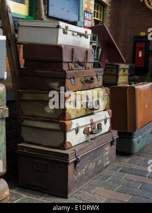 Bagagli sul passato, Sheringham stazione ferroviaria, North Norfolk, Regno Unito. Foto Stock