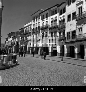 Praca do Giraldo a Évora, Portogallo, è una piazza centrale conosciuta per il suo significato storico. La piazza è circondata da edifici che riflettono il patrimonio architettonico e culturale di Évora, un sito patrimonio dell'umanità dell'UNESCO. Foto Stock