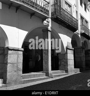 La piazza Prac do Giraldo a Évora, in Portogallo, è una piazza centrale conosciuta per il suo significato storico e la sua splendida architettura. La piazza è un importante punto di riferimento della città, circondata da edifici tradizionali e siti culturali. Foto Stock