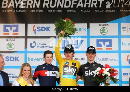 Norimberga, Germania. Dal 01 Giugno, 2014. Dispensa - Welsh ciclista Geraint Thomas (1st, C) indossa la maglia gialla dopo la quinta tappa del Tour della Baviera da Wassertruedingen a Norimberga, Germania, 01 giugno 2014. Secondo posto svizzera di Mathias Frank (IM ciclismo, R) e terza la Bielorussia' Vassil Kiryienka (Sky, 3-R) stand accanto a lui. Foto: HENNING ANGERER/dpa/Alamy Live News Foto Stock