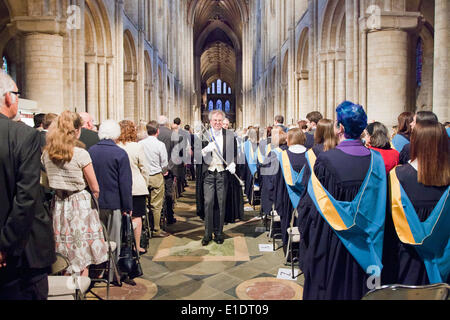 Ely, Cambridgeshire, Regno Unito, 31 maggio 2014. Apertura di nuovi laureati frequentare la cerimonia di consegna dei diplomi alla Cattedrale di Ely in Cambridgeshire. Credito: Adrian Buck/Alamy Live News Foto Stock