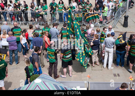 Northampton. Domenica 1 giugno 2014. La Guildhall, i giocatori e il personale di addestramento dei Northampton Saints sfilano il trofeo Aviva Premiership Champions vinto ieri 2014-05-31 e la Amlin Challenge Cup nel centro della città per celebrare un doppio successo storico con i loro fan. Credit: Keith J Smith./Alamy Live News Foto Stock