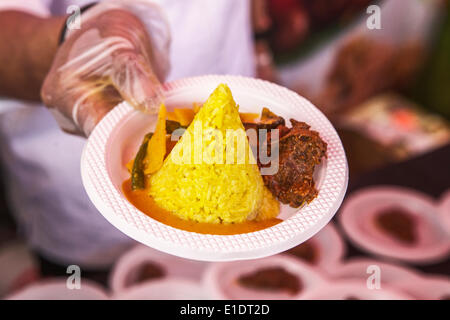 "Ciao Indonesia", Trafalgar Square, Londra, Regno Unito il 31 maggio 2014. Un evento annuale che celebra l'Indonesia giorno in Trafalgar Square. Indonesiano cibo di strada (Nasi Kuning Jogjakarta) essendo preparato in Trafalgar Square. Credito: Tony Farrugia/Alamy Live News Foto Stock