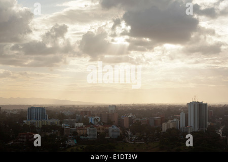 Vista di Uhuru Park nel quartiere degli affari di Nairobi, in Kenya la sera Foto Stock