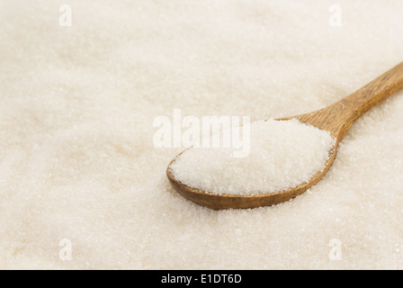 Lo zucchero bianco e il cucchiaio di legno Foto Stock
