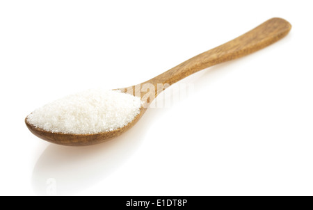 Lo zucchero e il cucchiaio isolati su sfondo bianco Foto Stock