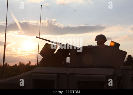 Il sole tramonta dietro un U.S. Marine dopo una società live-fire esercizio fisico durante la realistica formazione urbana sulla Fort A.P. Hill, Virginia, Ju Foto Stock