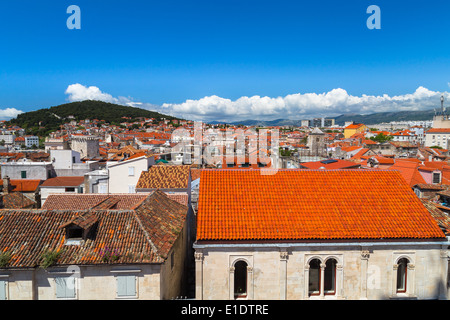 Guardando attraverso il caratteristico colore arancione sui tetti della città di Split verso la collina di Marjan, dal palazzo di Diocleziano Foto Stock