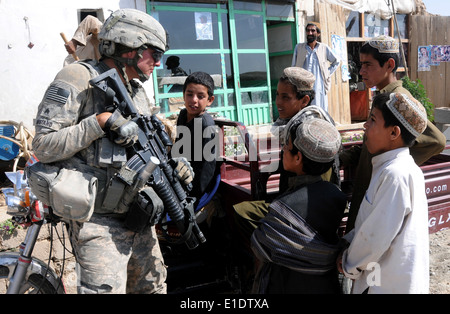 Stati Uniti Army Sgt. Aaron Hestand colloqui con bambini afgani durante una pattuglia in Afghanistan luglio 3, 2010. È Hestand dal serbatoio bianco Foto Stock