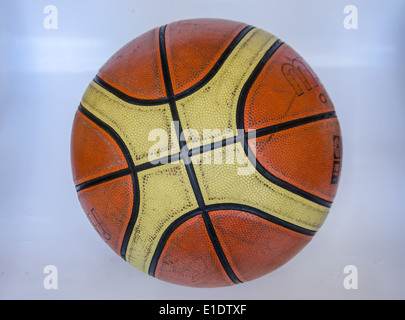 Vecchio basket su sfondo bianco Foto Stock
