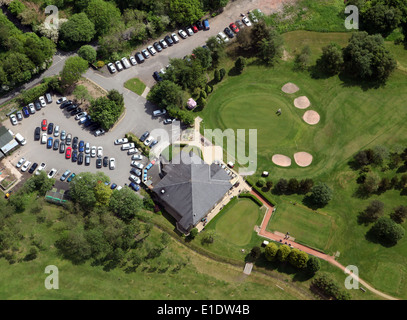 Vista aerea di Pwllheli Golf Club a Haslingden in Lancashire: clubhouse, il parcheggio e il XVIII green Foto Stock