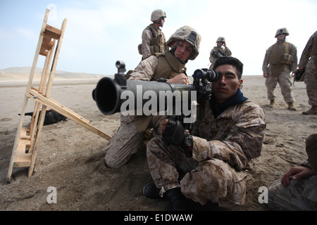 Un U.S. Marine con scopo speciale Air-Ground Marine Task Force 24 mostra marines peruviano come sparare una spalla-lanciato multi Foto Stock