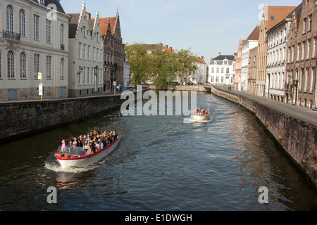 Le imbarcazioni turistiche sul canale in Bruges Foto Stock