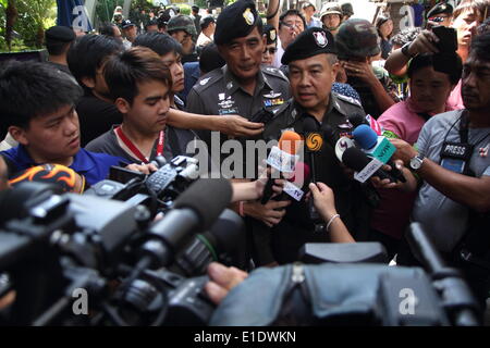 Bangkok, Tailandia. Il 1 giugno 2014. Thai ufficiali della polizia di parlare con i media durante il fissare la zona per impedire un anti-colpo di protestare presso un centro commerciale per lo shopping. Almeno due manifestanti sono stati arrestati mentre migliaia di soldati e poliziotti sono stati dispiegati in Bangkok per contrastare le sporadiche proteste contro il 22 maggio 2014 colpo di stato. Credito: John Vincent/Alamy Live News Foto Stock