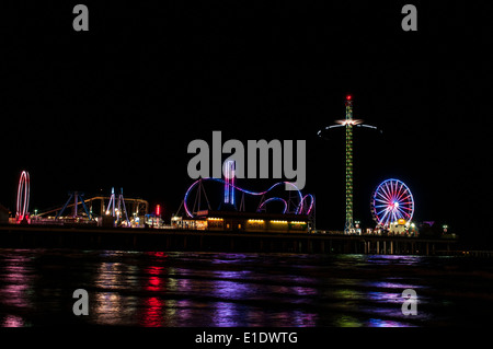 Notte tempo al piacere del molo, un divertimento balneare pier in Galveston, TX USA Foto Stock