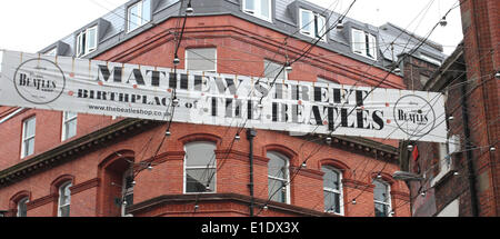 Liverpool, Regno Unito. 31 Maggio, 2014. Cunard Liner "Queen Victoria" rende un raro arresto durante la notte a Liverpool per celebrare il centenario del viaggio inaugurale del RMS Aquitania - 31 Maggio 2014 Foto- Mathew Street, Liverpool dove 'Beatles" prima ha suonato presso il "Cavern Club' Credit: KEITH MAYHEW/Alamy Live News Foto Stock