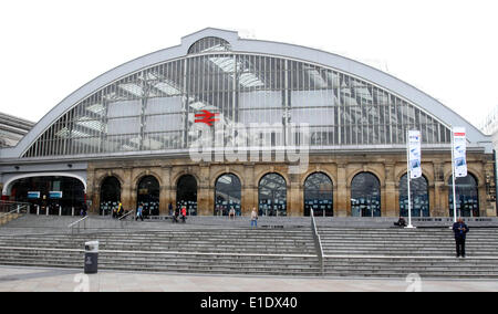 Liverpool, Regno Unito. 31 Maggio, 2014. Cunard Liner "Queen Victoria" rende un raro arresto durante la notte a Liverpool per celebrare il centenario del viaggio inaugurale del RMS Aquitania - 31 Maggio 2014 Foto- Liverpool Lime Street Station Credit: KEITH MAYHEW/Alamy Live News Foto Stock