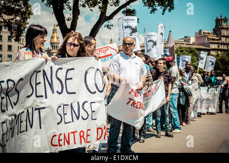 Barcellona, Spagna. 1 giugno 2014: manifestanti marciano in fila dietro di loro banner call per la riforma dell immigrazione in Barcellona Credito: matthi/Alamy Live News Foto Stock