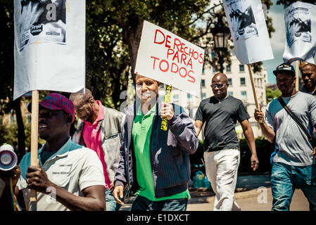 Barcellona, Spagna. 1 giugno 2014: manifestanti marciano in fila holding loro cartelloni protestare contro l apartheid in Barcellona Credito: matthi/Alamy Live News Foto Stock