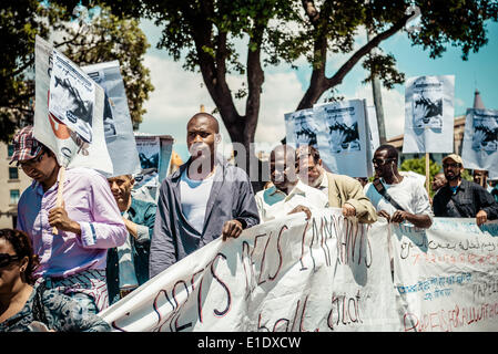 Barcellona, Spagna. 1 giugno 2014: manifestanti marciano in fila dietro di loro banner call per la riforma dell immigrazione in Barcellona Credito: matthi/Alamy Live News Foto Stock