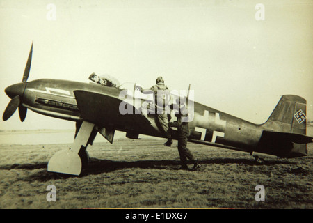 L'Heinkel He 100 era un aereo da caccia tedesco sviluppato durante gli anni '1930, noto per il suo design avanzato e la sua velocità. Fu uno dei precursori delle famose serie He 112 e He 113 utilizzate durante la seconda guerra mondiale Foto Stock