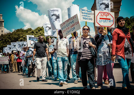 Barcellona, Spagna. 1 giugno 2014: manifestanti marciano in fila holding loro cartelloni protestare contro l apartheid in Barcellona Credito: matthi/Alamy Live News Foto Stock