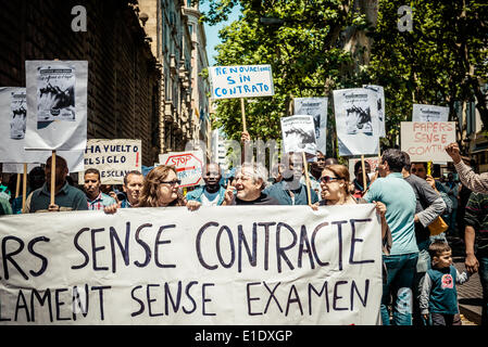 Barcellona, Spagna. 1 giugno 2014: manifestanti dietro di loro banner call per la riforma dell immigrazione marching Ramblas di Barcellona Credito: matthi/Alamy Live News Foto Stock