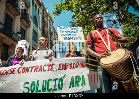 Barcellona, Spagna. 1 giugno 2014: un manifestante svolge il suo tamburo durante una Marcia per la riforma dell immigrazione in Barcellona Credito: matthi/Alamy Live News Foto Stock
