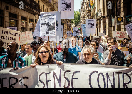 Barcellona, Spagna. 1 giugno 2014: manifestanti dietro di loro banner call per la riforma dell immigrazione in Barcellona Credito: matthi/Alamy Live News Foto Stock