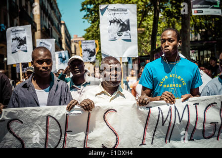 Barcellona, Spagna. 1 giugno 2014: manifestanti dietro di loro banner call per la riforma dell immigrazione in Barcellona Credito: matthi/Alamy Live News Foto Stock