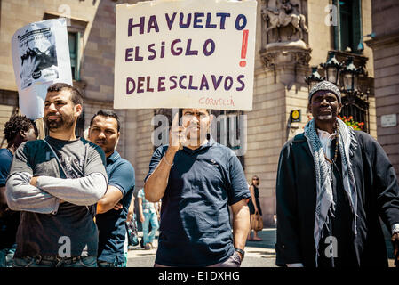 Barcellona, Spagna. 1 giugno 2014: un manifestante detiene un cartelli "il secolo della schiavitù ha restituito' durante una manifestazione di protesta contro l apartheid in Barcellona Credito: matthi/Alamy Live News Foto Stock