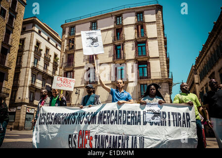 Barcellona, Spagna. 1 giugno 2014: manifestanti dietro di loro banner azienda cartelloni chiamata per una riforma dell immigrazione in Barcellona Credito: matthi/Alamy Live News Foto Stock