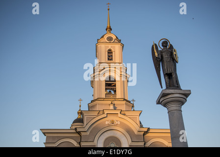 L'arcangelo Michele statua che si trova nella parte anteriore della Cattedrale del Salvatore della Trasfigurazione, principale tempio ortodosso a Donetsk, Ucraina Foto Stock