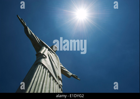 RIO DE JANEIRO, Brasile - 20 ottobre 2013: Close-up della statua del Cristo Redentore a monte Corcovado sotto il sole. Foto Stock