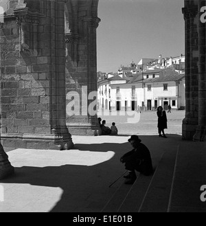 Évora, una città storica del Portogallo, è conosciuta per la sua architettura romana e medievale ben conservata, tra cui il Tempio di Diana e la Cattedrale di Évora. Foto Stock