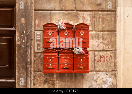 Roma - pieno di cassette postali su un muro di casa, Roma Italia Europa Foto Stock