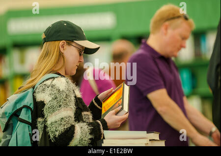 Domenica 1 giugno 2014, Hay on Wye, Regno Unito nella foto: una donna accede il book shop a hay Re: Festival di fieno, Hay on Wye, POWYS, GALLES Credito: D Legakis/Alamy Live News Foto Stock