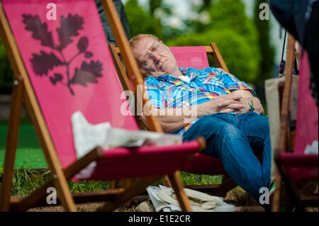 Domenica 1 giugno 2014, Hay on Wye, Regno Unito nella foto: un uomo si rilassa a hay. Re: Festival di fieno, Hay on Wye, POWYS, GALLES Credito: D Legakis/Alamy Live News Foto Stock