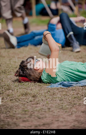 Hay on Wye, Regno Unito. Il 1 giugno, 2014. Nella foto: una donna getta nel sole a Hay Re: Festival di fieno, Hay on Wye, POWYS, GALLES Credito: D Legakis/Alamy Live News Foto Stock