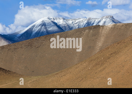 Paesaggio di montagna visto dalla regione di Nuruchan (vicino a Tso Kar, Rupshu, Changtang, Ladakh, Jammu e Kashmir India Foto Stock