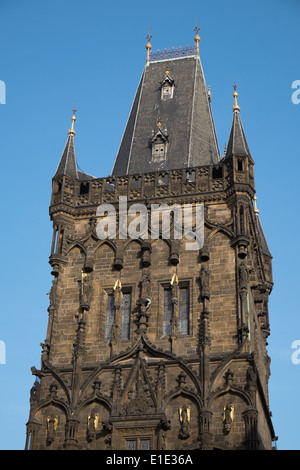 Torre della Polvere a Praga Repubblica Ceca con un cielo blu Foto Stock