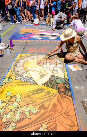 Denver, Colorado. Il 1 giugno, 2014. Olivia McLeod mette i tocchi di rifinitura sul suo chalk murale sulla seconda giornata del 2014 Denver Chalk Festival dell'arte. Credit: Ed EndicottAlamy Live News Foto Stock