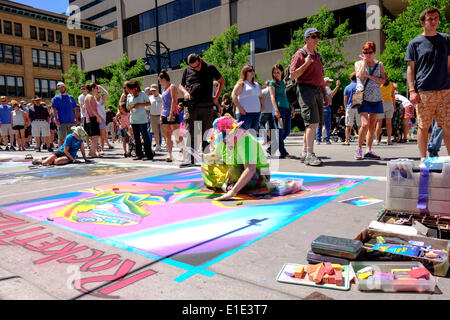 Denver, Colorado. Il 1 giugno, 2014. Mythica Von Griffyn di Denver, Colorado mette i tocchi di rifinitura sul suo chalk murale sulla seconda giornata del 2014 Denver Chalk Festival dell'arte. Credit: Ed EndicottAlamy Live News Foto Stock