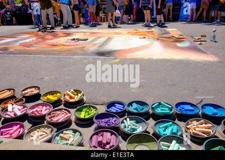 Denver, Colorado. Il 1 giugno, 2014. Bocce di colorati Linea gesso marciapiede sul Larimer Street a Denver durante il 2014 Denver Chalk Festival dell'arte. Credit: Ed EndicottAlamy Live News Foto Stock