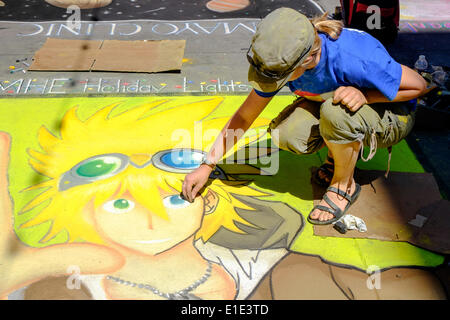 Denver, Colorado. Il 1 giugno, 2014. Alex Miller mette i tocchi di rifinitura sul suo chalk murale sulla seconda giornata del 2014 Denver Chalk Festival dell'arte. Credit: Ed EndicottAlamy Live News Foto Stock