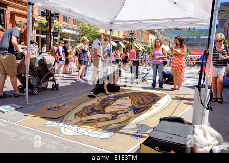 Denver, Colorado. Il 1 giugno, 2014. Alba Morrison Wagner di Thousand Oaks, CA mette i tocchi di rifinitura sul suo chalk murale sulla seconda giornata del 2014 Denver Chalk Festival dell'arte. Credit: Ed EndicottAlamy Live News Foto Stock