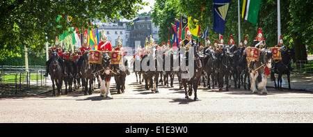 Trooping the Color - bands Household Cavallery Mounted - con Horse Guards Parade in lontananza. Turismo di Londra. Foto Stock