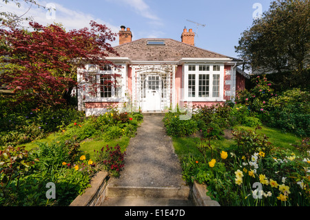 Un giardino cottage con una piccola casa Foto Stock