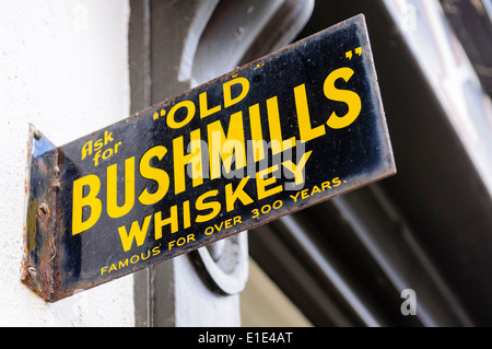 Segno per Old Bushmills Whiskey al di fuori di un pub Foto Stock